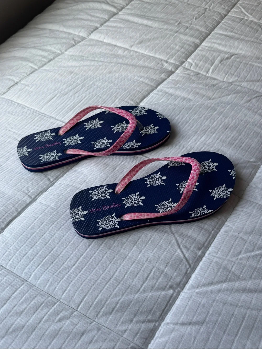 Vera Bradley navy blue pink sea turtle flip flops size 5-6